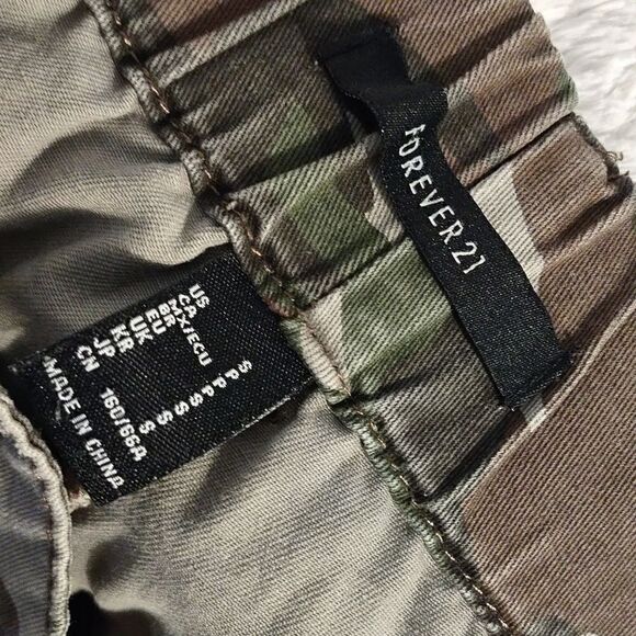 Forever 21 Women's Camo Cargo Jeans - Picture 6 of 9